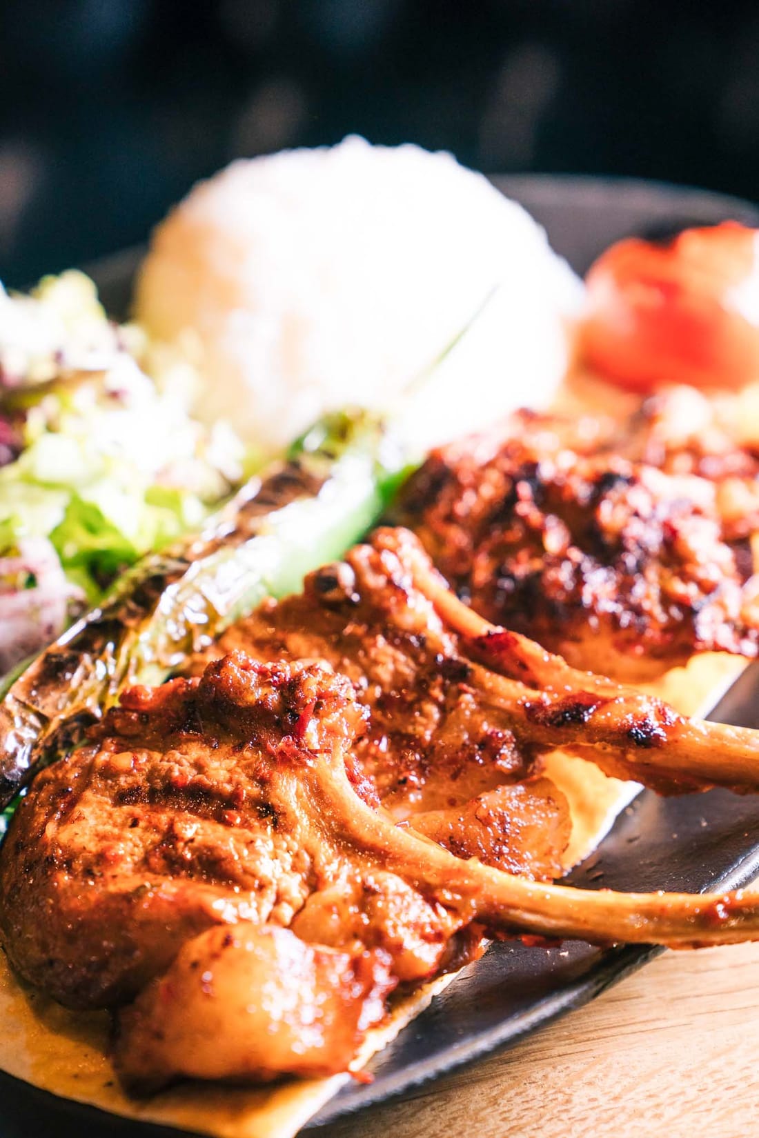 Grillspezialitäten mit Reis und Salat