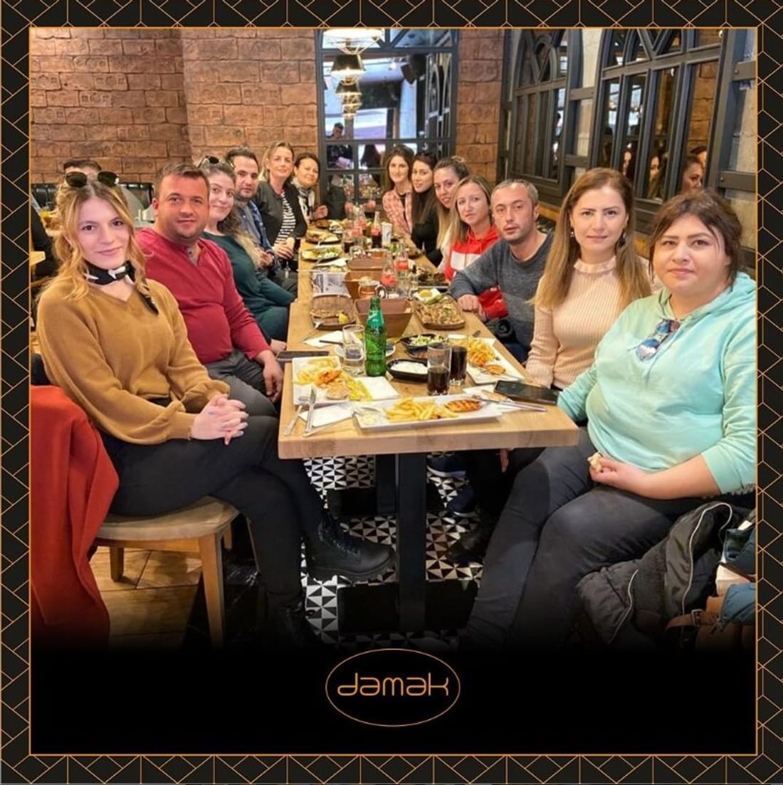 Geselliges Beisammensein im Damak Restaurant